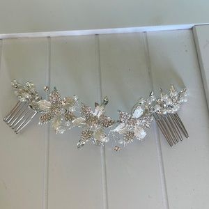 Bridal flower and pearl hair piece